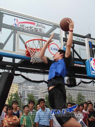 表现出了坚 表现出了坚